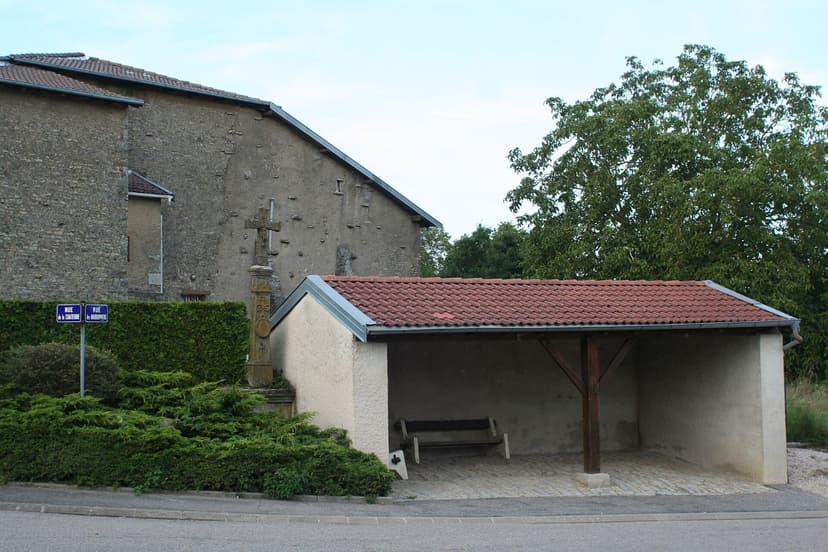 L'abri du car scolaire, au carrefour du bourg