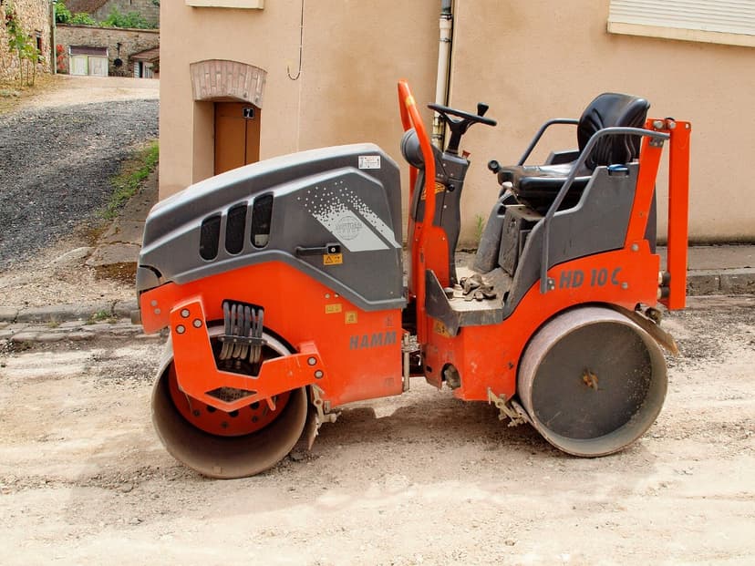 Un rouleau compresseur sur le chantier, dans la rue du bourg