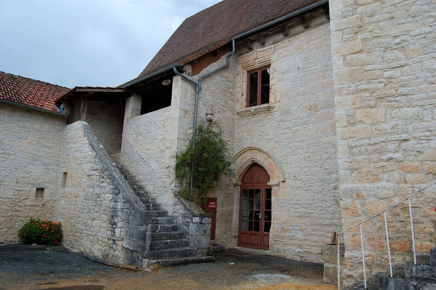 La salle des fêtes du village, en pierre du pays