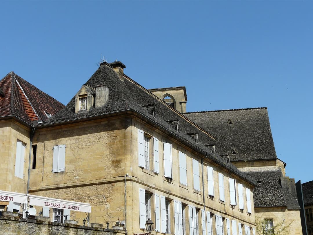 Toits de lauze et clocher en pierre blonde du Périgord Noir