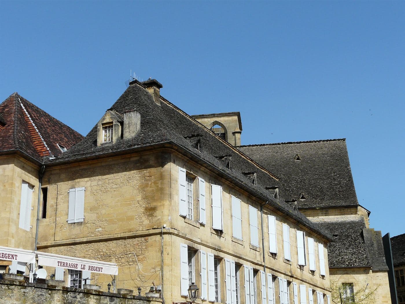 Les toits de lauze du bourg de Vézac