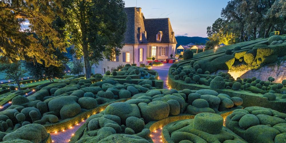 Les jardins de Marqueyssac illuminés de bougies à la tombée de la nuit