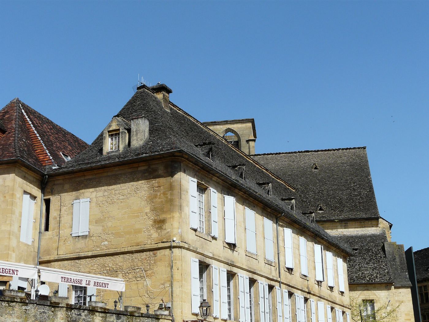 Toits de lauze et clocher en pierre blonde du Périgord Noir